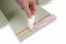 Cajas automontables con papel de hierba - La parte inferior solo necesita empujarse ahora hacia dentro | PIT Packaging.es | Paisdelossobres