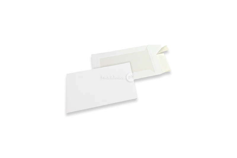Sobres con dorso de cartón - 162 x 229 mm, anverso kraft blanco de 120 gramos, reverso dúplex blanco de 450 gramos, tira